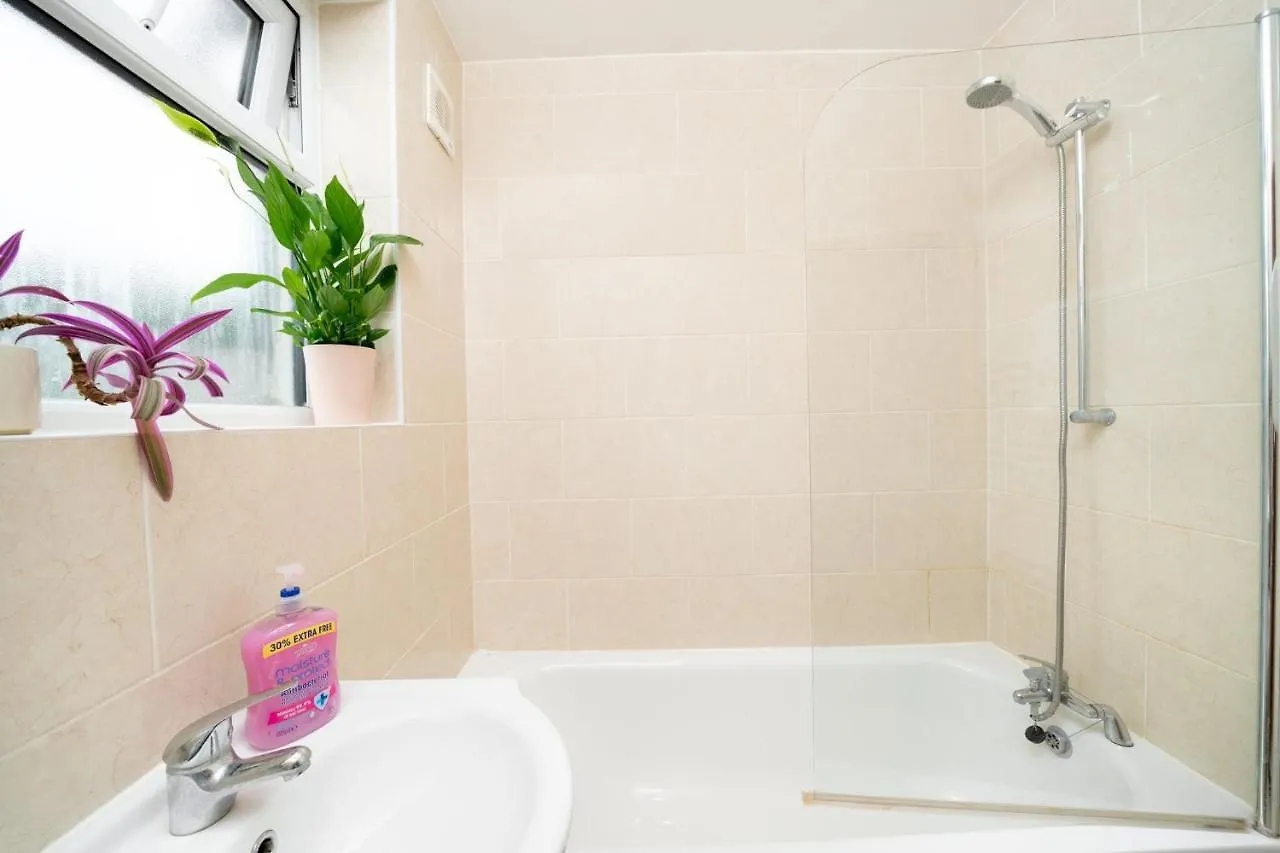 F4 Modern Double Room London